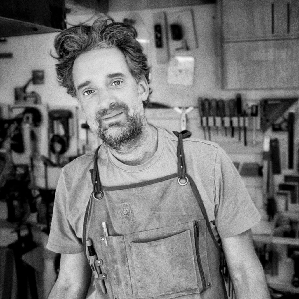Meubelmaker Jacco Bours van Studio Bours, specialist in handgemaakte audiomeubels en massief houten platenkasten voor vinyl.