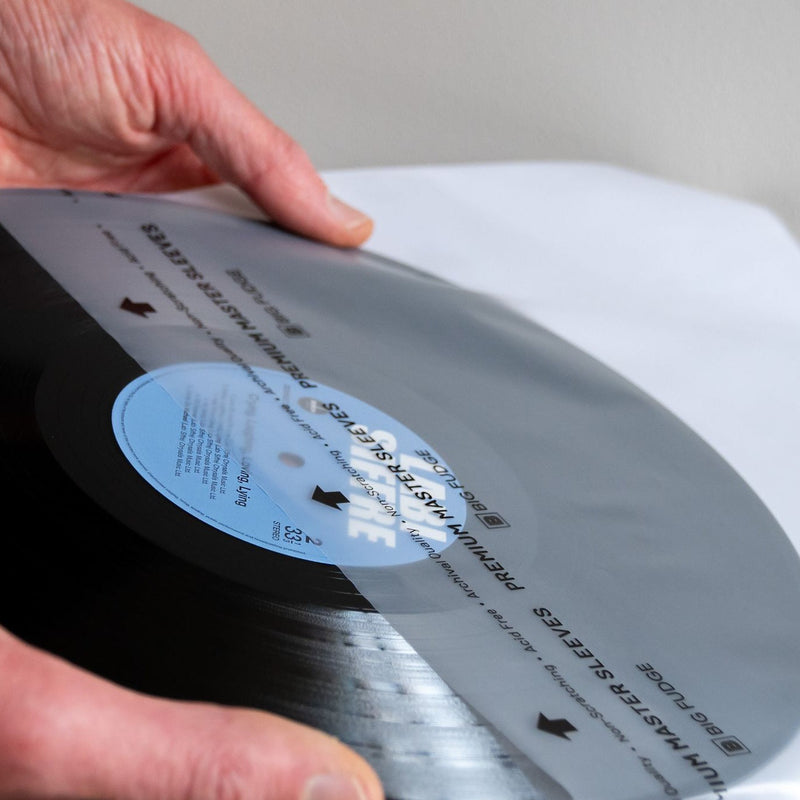 LP-binnenhoes wordt met handen getoond