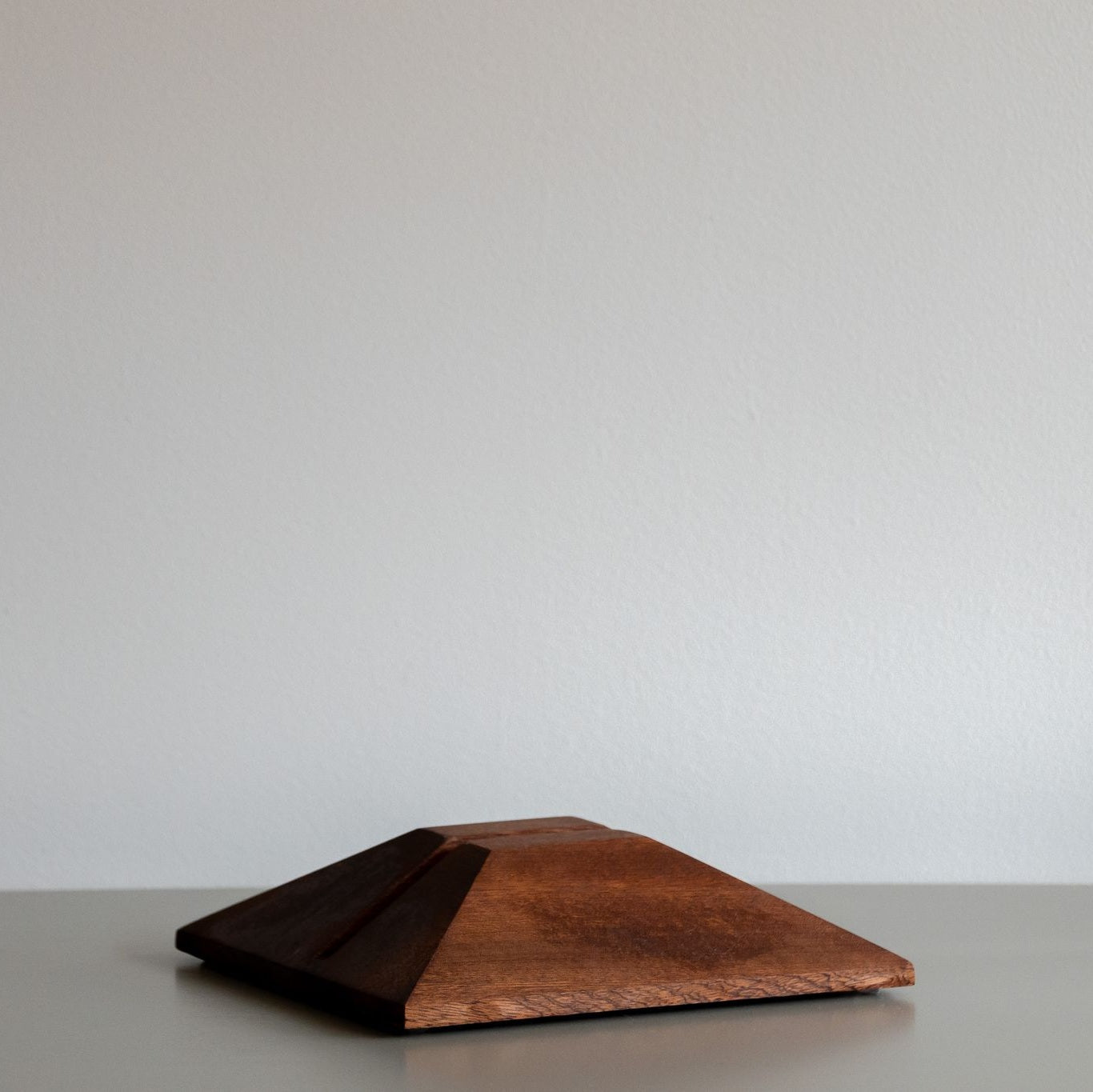 Studio Bours Duke platenstandaard van massief hout met schuine vorm en sleuf voor het presenteren van een lp-hoes