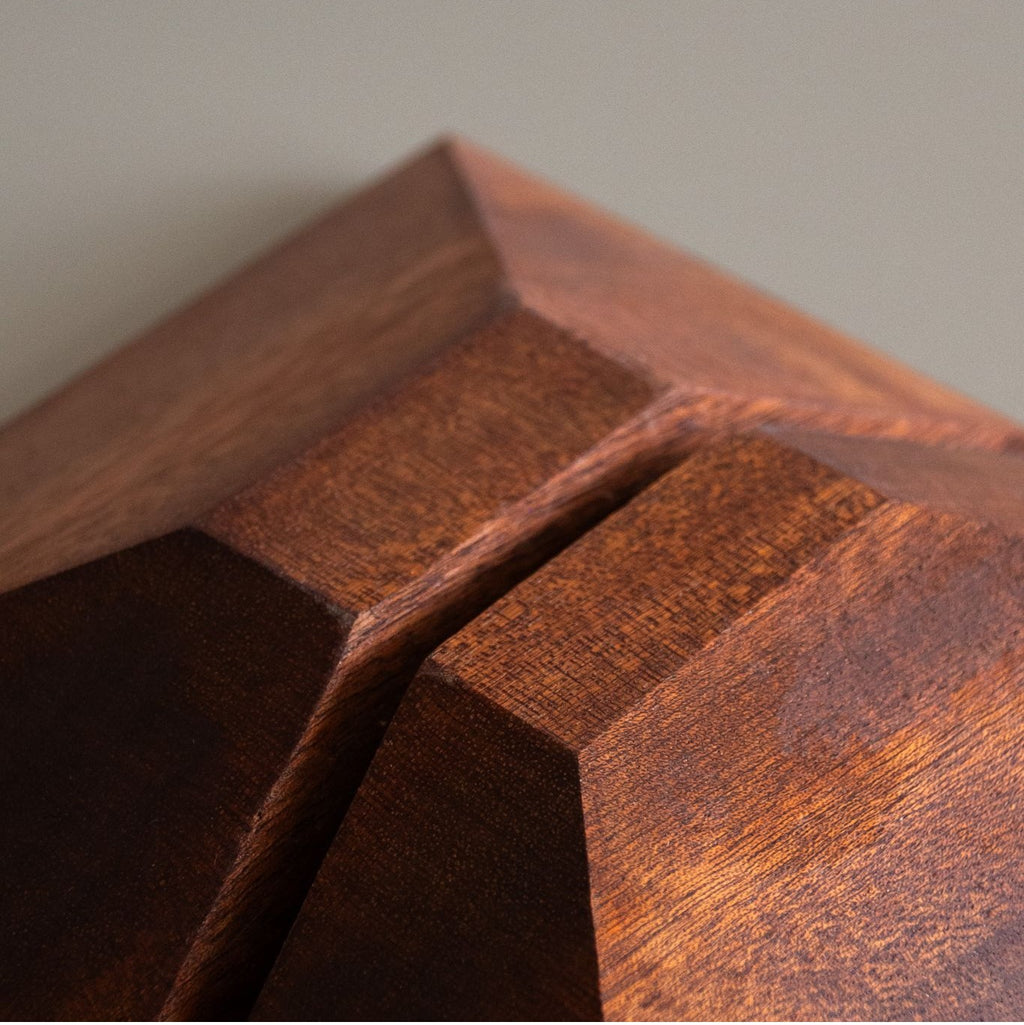 Detail van de houtnerf, schuine vlakken en zorgvuldig afgewerkte sleuf van de Studio Bours Duke LP-standaard