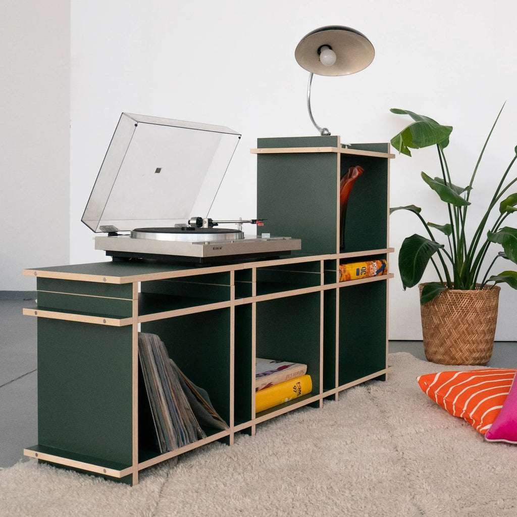 Donkergroene modulaire Kiyo platenkast met platenspeler, vinylplaten en verhoogde opbergmodule