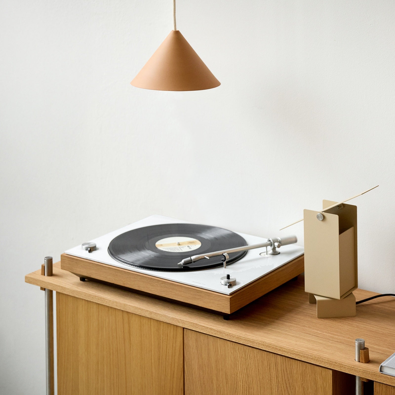 Detail van een platenspeler op het eikenhouten MOEBE Shelving System met minimalistisch hifi-accessoire