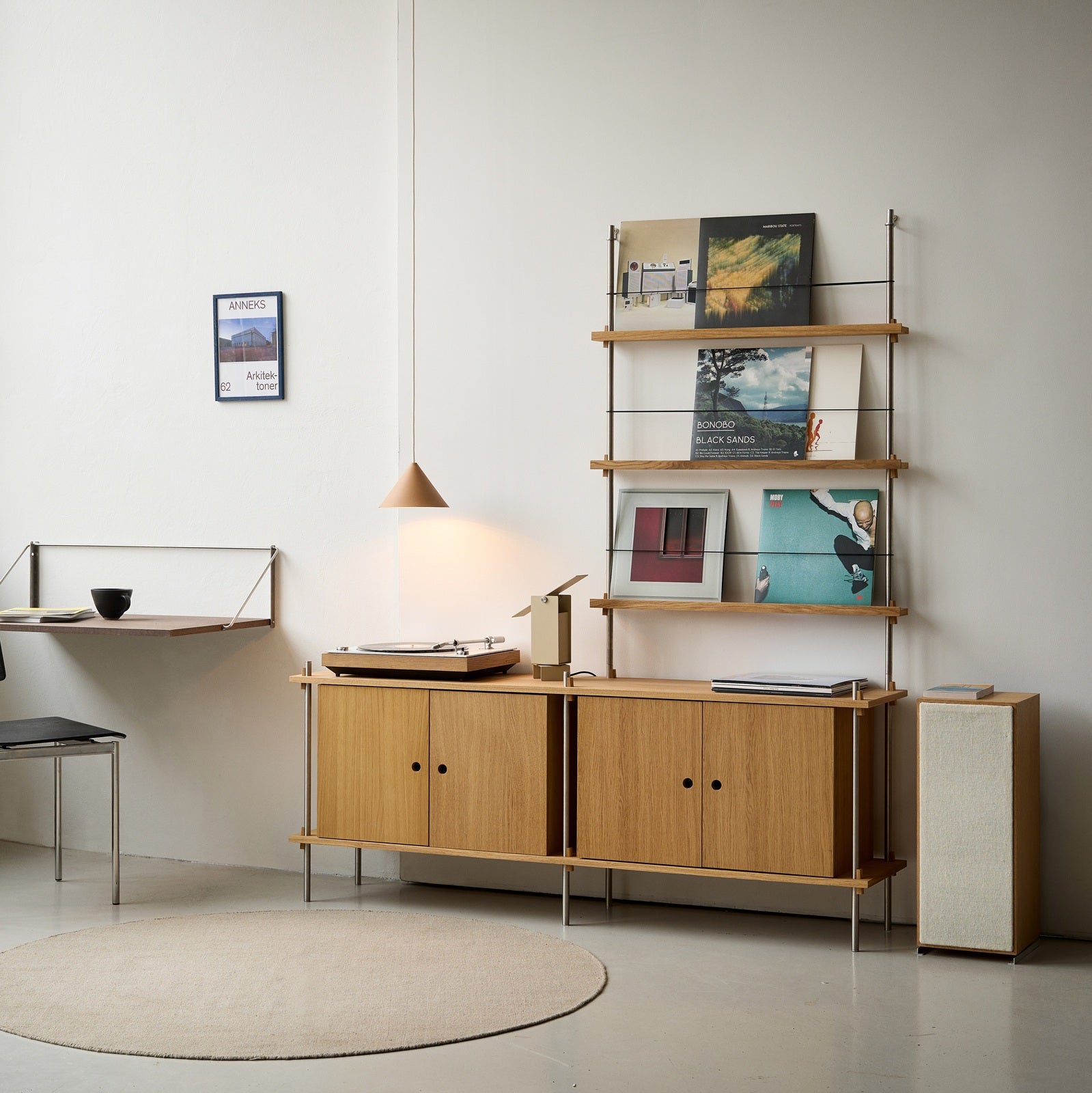 Modulaire MOEBE platenkast van eikenhout met platenspeler, luidspreker en wanddisplay voor favoriete lp-hoezen