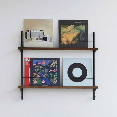 MOEBE platenrek aan de wand van geolied eikenhout en zwart staal met vier frontaal geplaatste vinylplaten