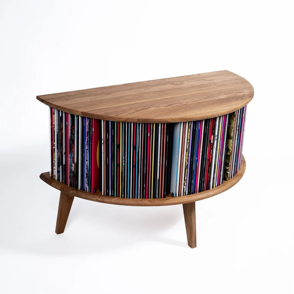 Schuin vooraanzicht van het gebogen Display LUNA vinyl display meubel met overzichtelijk opgeborgen platen