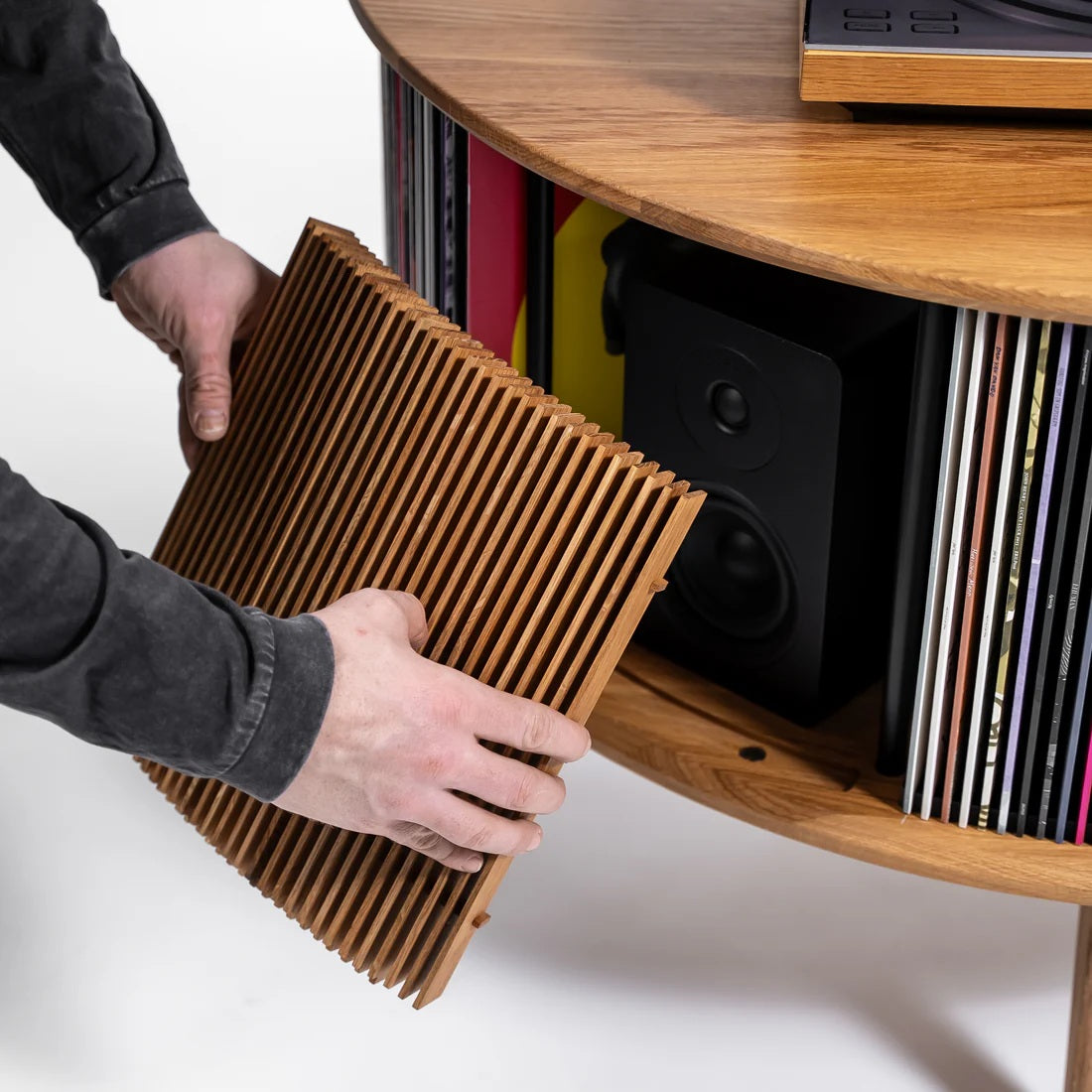 Afneembaar houten luidsprekerpaneel van Display LUNA met geïntegreerde speaker tussen de vinylplaten
