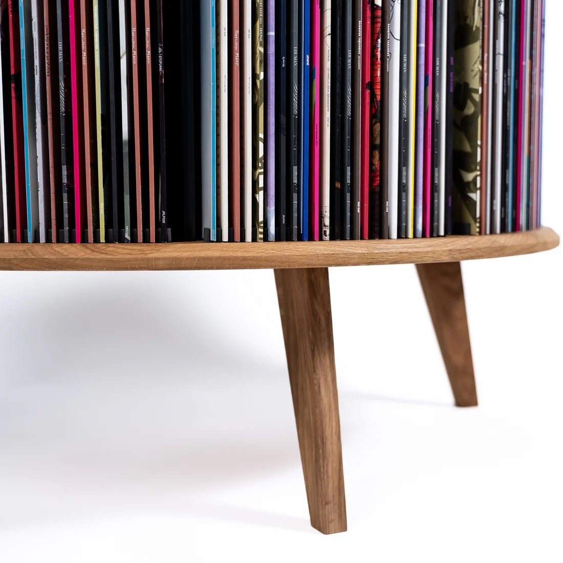 Detail van de houten poten en gebogen onderrand van de Display LUNA platenkast met vinylcollectie