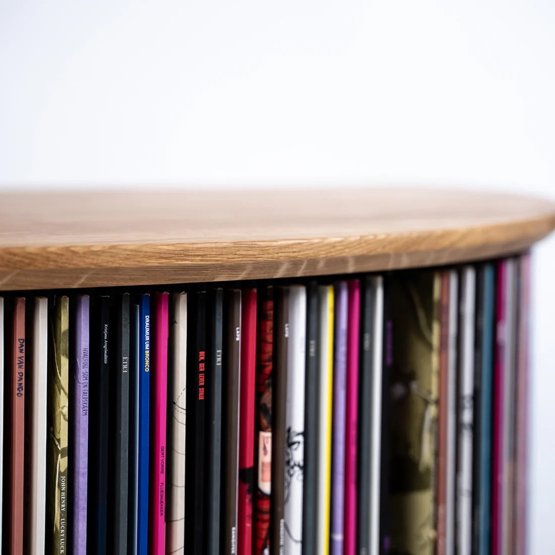 Close-up van de natuurlijke eikenhoutnerf en rechtop opgeborgen lp’s in het Display LUNA vinylmeubel