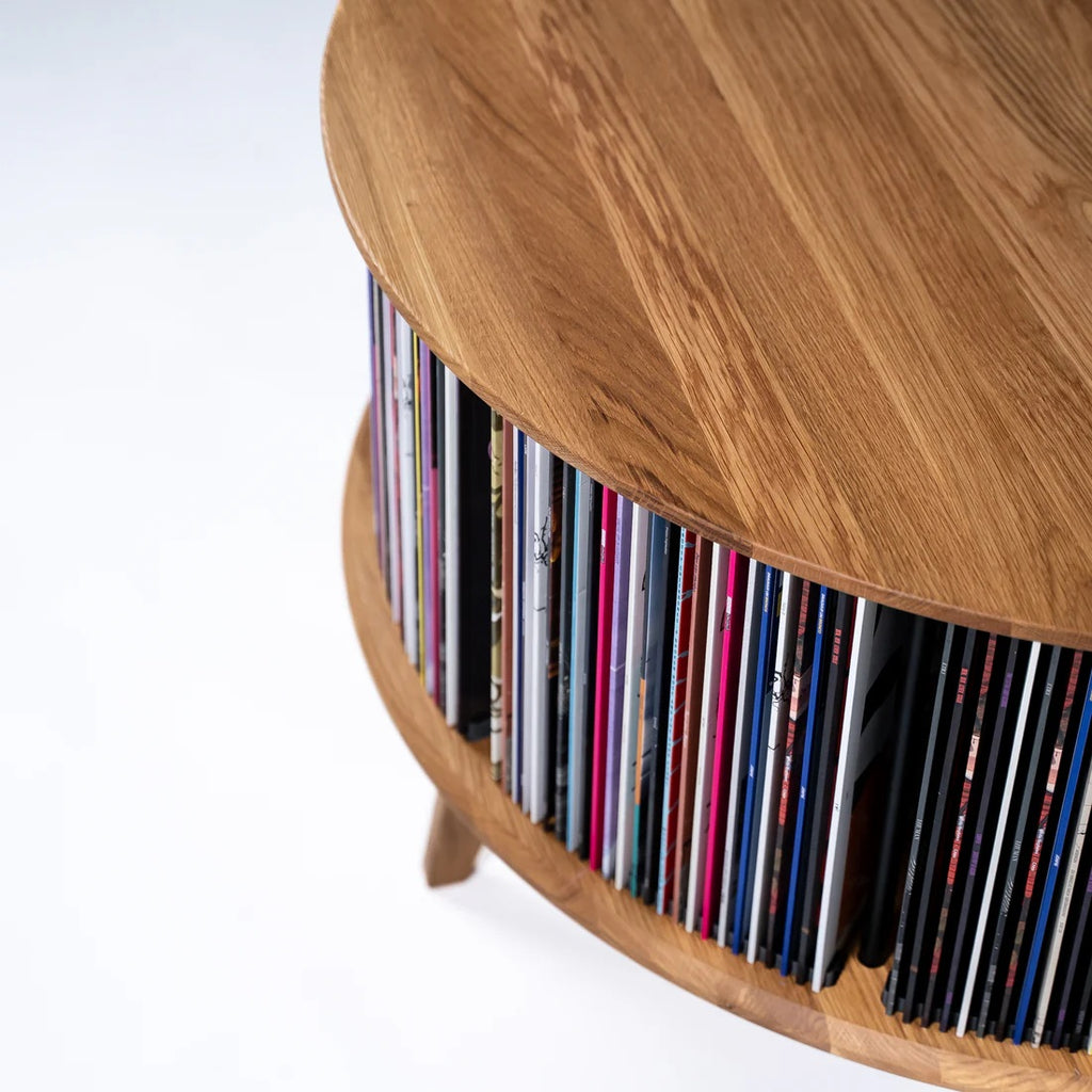 Bovenaanzicht van de gebogen eikenhouten Display LUNA platenkast met ruimte voor circa 120 vinylplaten