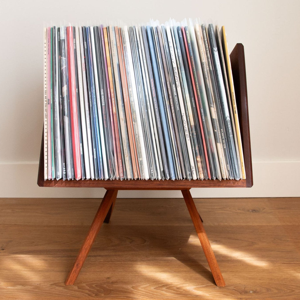 Vooraanzicht van de handgemaakte Platenkist Ella met houten onderstel en ruimte voor circa 100 vinylplaten