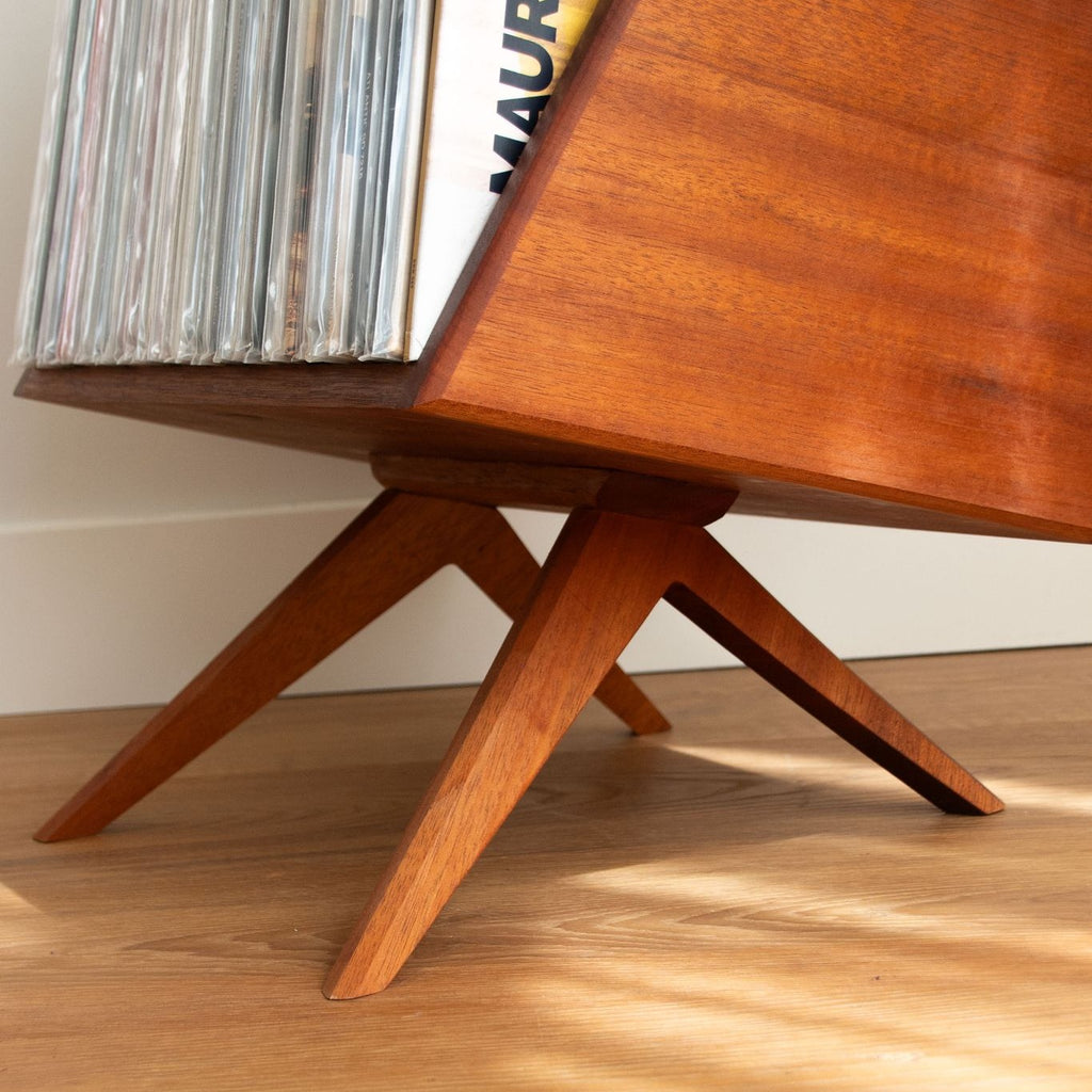 Detail van het slanke houten onderstel van Platenkist Ella voor stabiele en stijlvolle LP-opslag