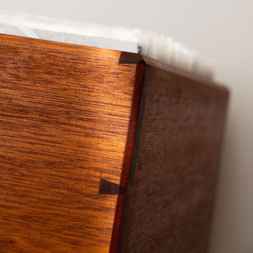 Close-up van de ambachtelijke houtverbinding en natuurlijke houtnerf van Studio Bours Platenkist Ella