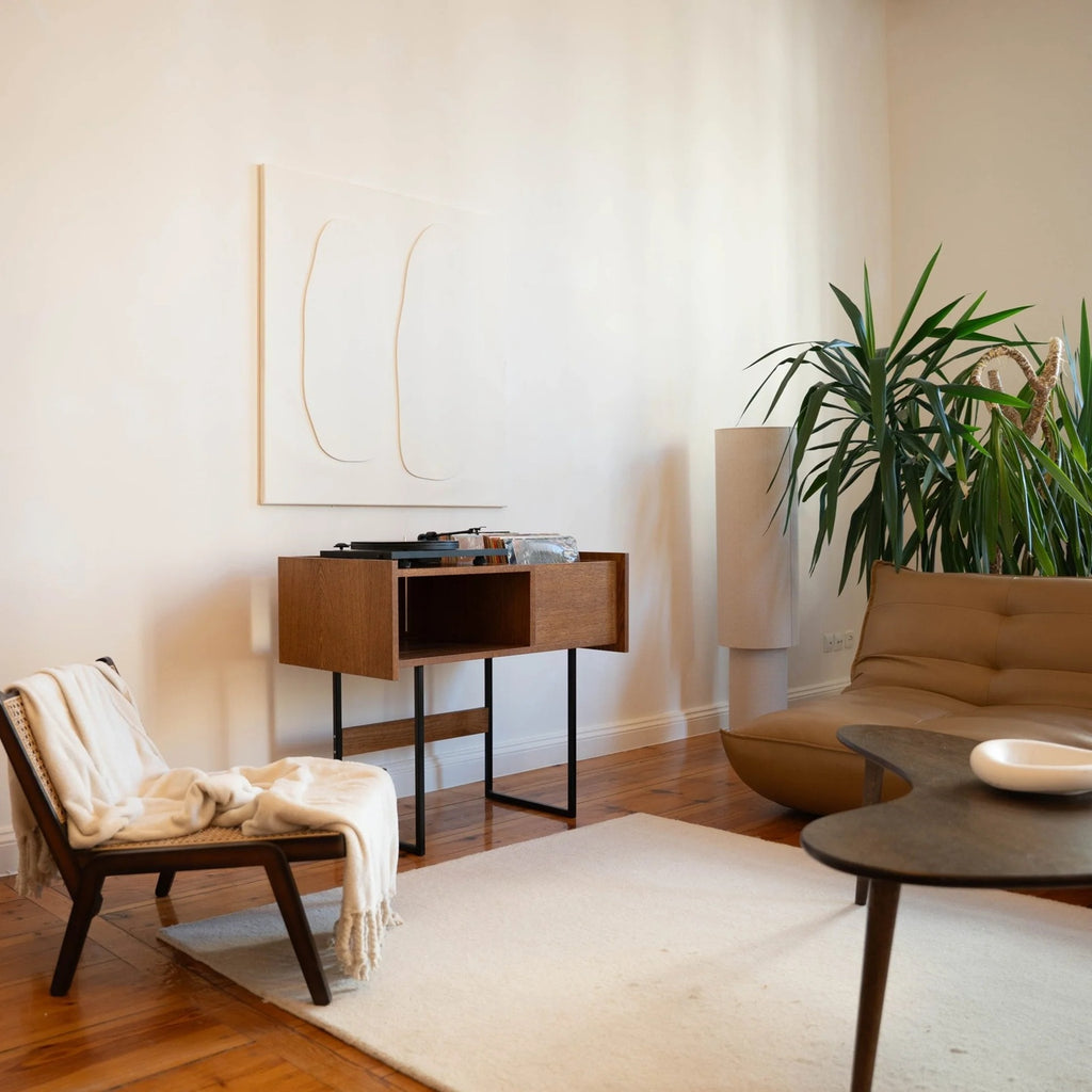 PLAY platenkast van massief hout met platenspeler en LP-opslag in een sfeervolle moderne woonkamer
