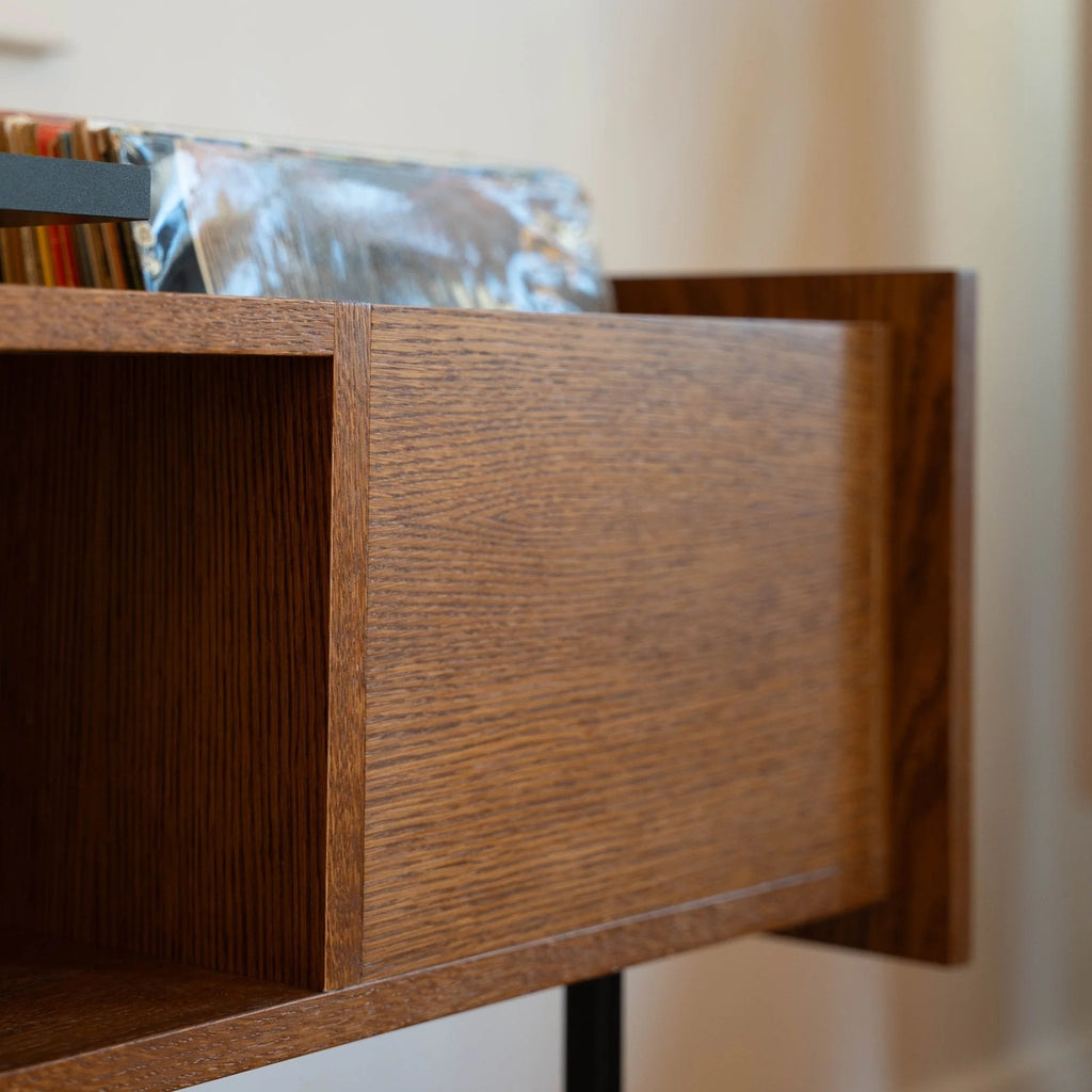 Detail van het massief houten zijpaneel en de platenbak van het PLAY platenmeubel