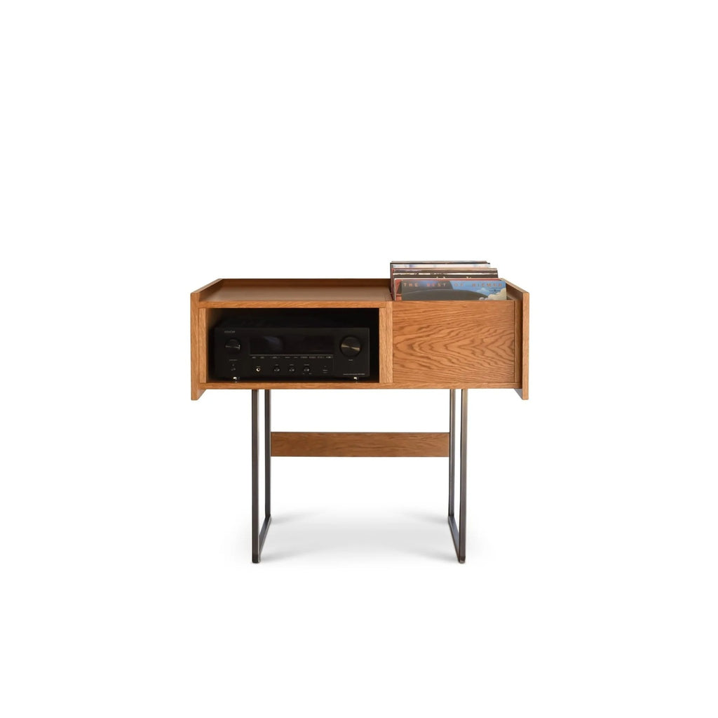 Vooraanzicht van de PLAY platenkast met versterker, platenspelerplateau en opbergbak voor vinylplaten