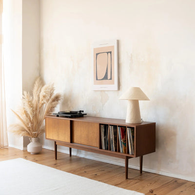 LOTV Vinyl Slide platenkast in Classy houtkleur met platenspeler, schuifdeuren en open vakken voor vinylplaten