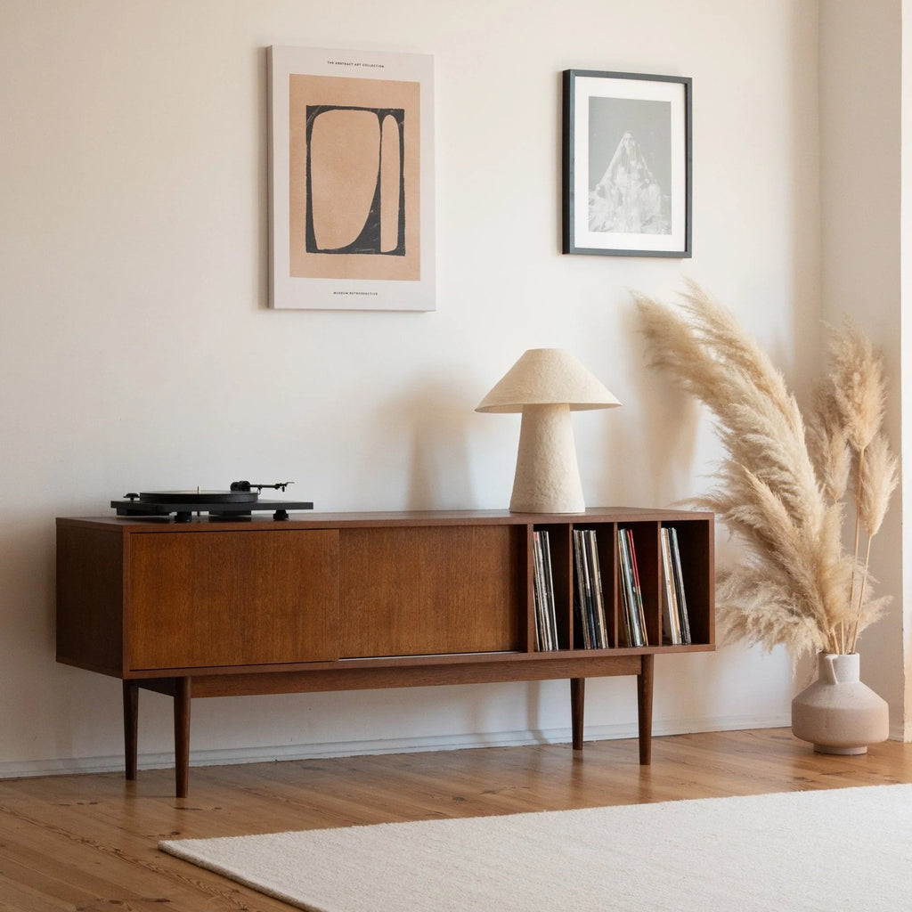 Vooraanzicht van het LOTV Vinyl Slide tv-meubel met gesloten opbergruimte en overzichtelijke LP-opslag