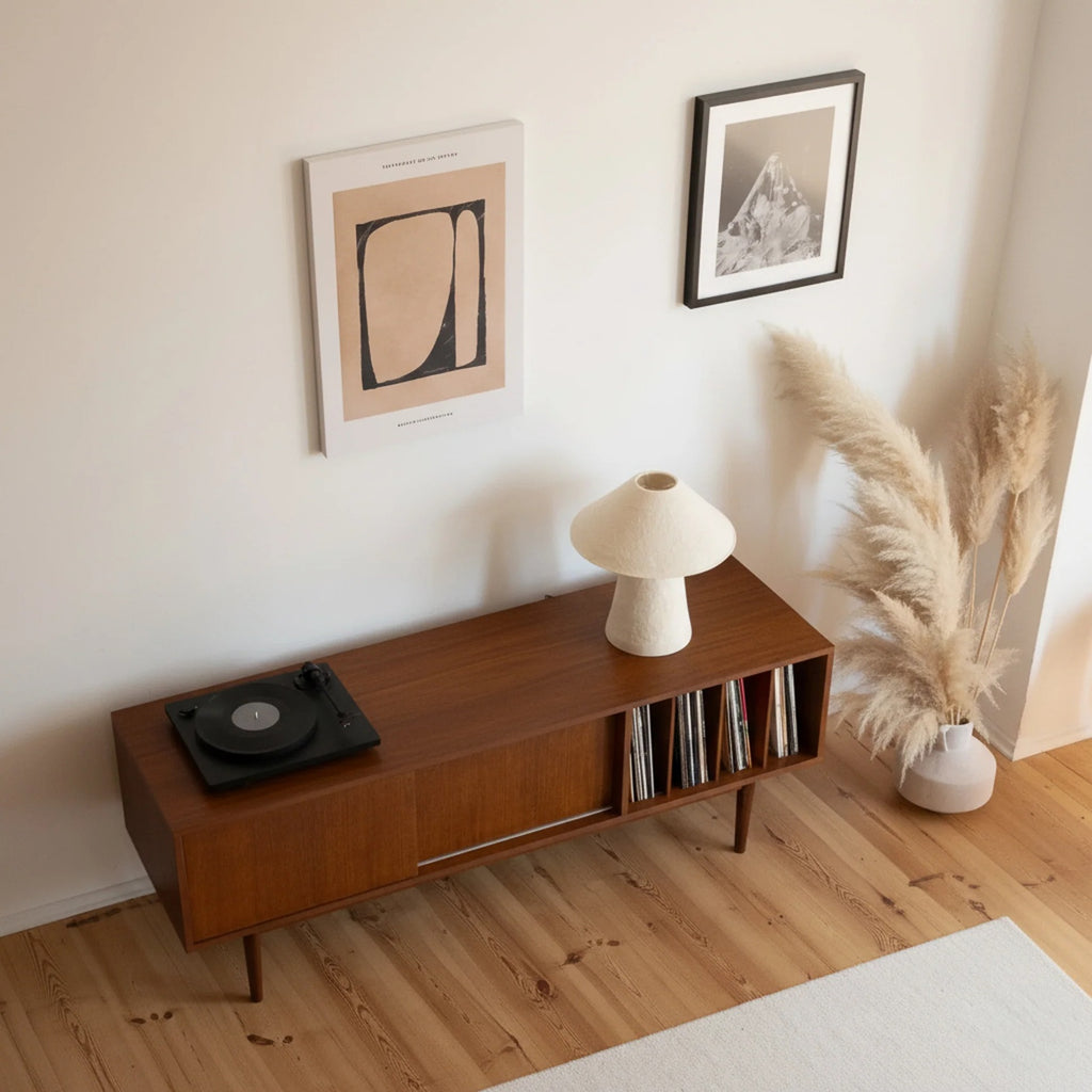 Bovenaanzicht van de houten LOTV Vinyl Slide platenkast met platenspeler en verticale vakken voor lp’s