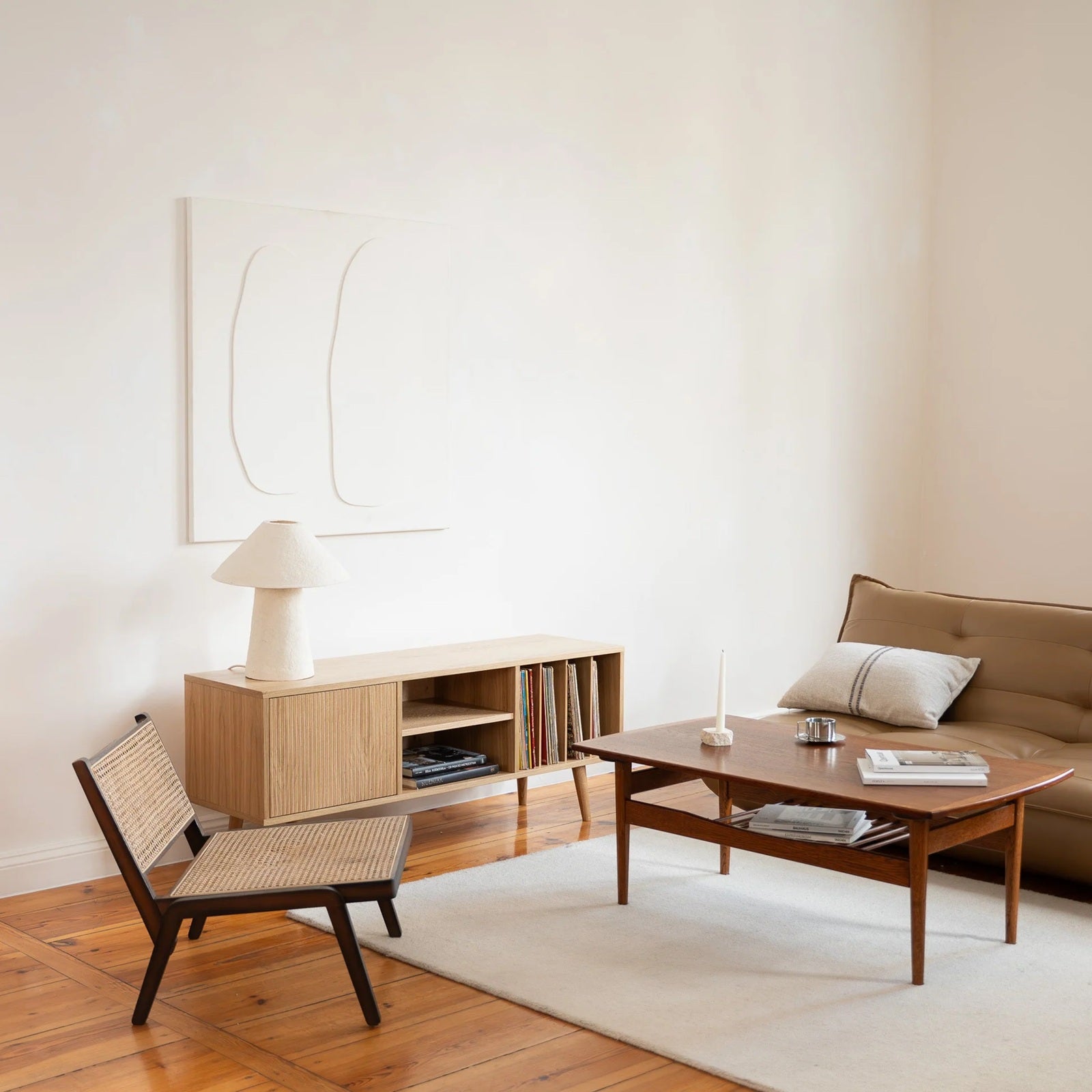 Licht houten LOTV Vinyl L sideboard met opbergruimte voor platen in een sfeervolle woonkamer