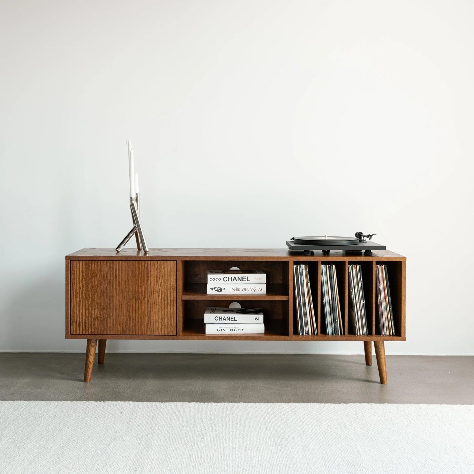 Vooraanzicht van het LOTV Vinyl L platenmeubel met houten lattenfront, open schappen en verticale LP-opslag