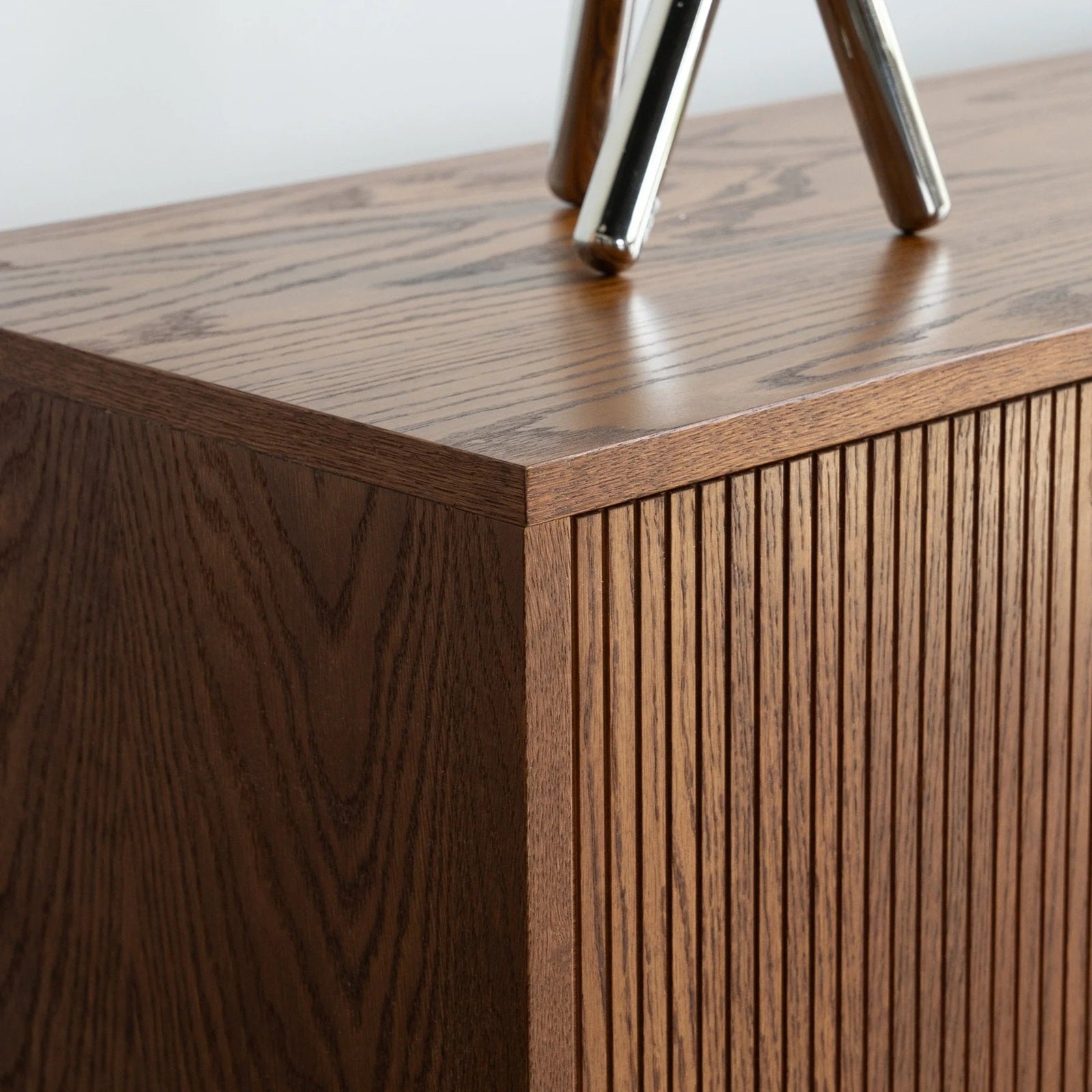 Detail van de natuurlijke houtnerf en geribbelde kastdeur van het LOTV Vinyl L platenmeubel