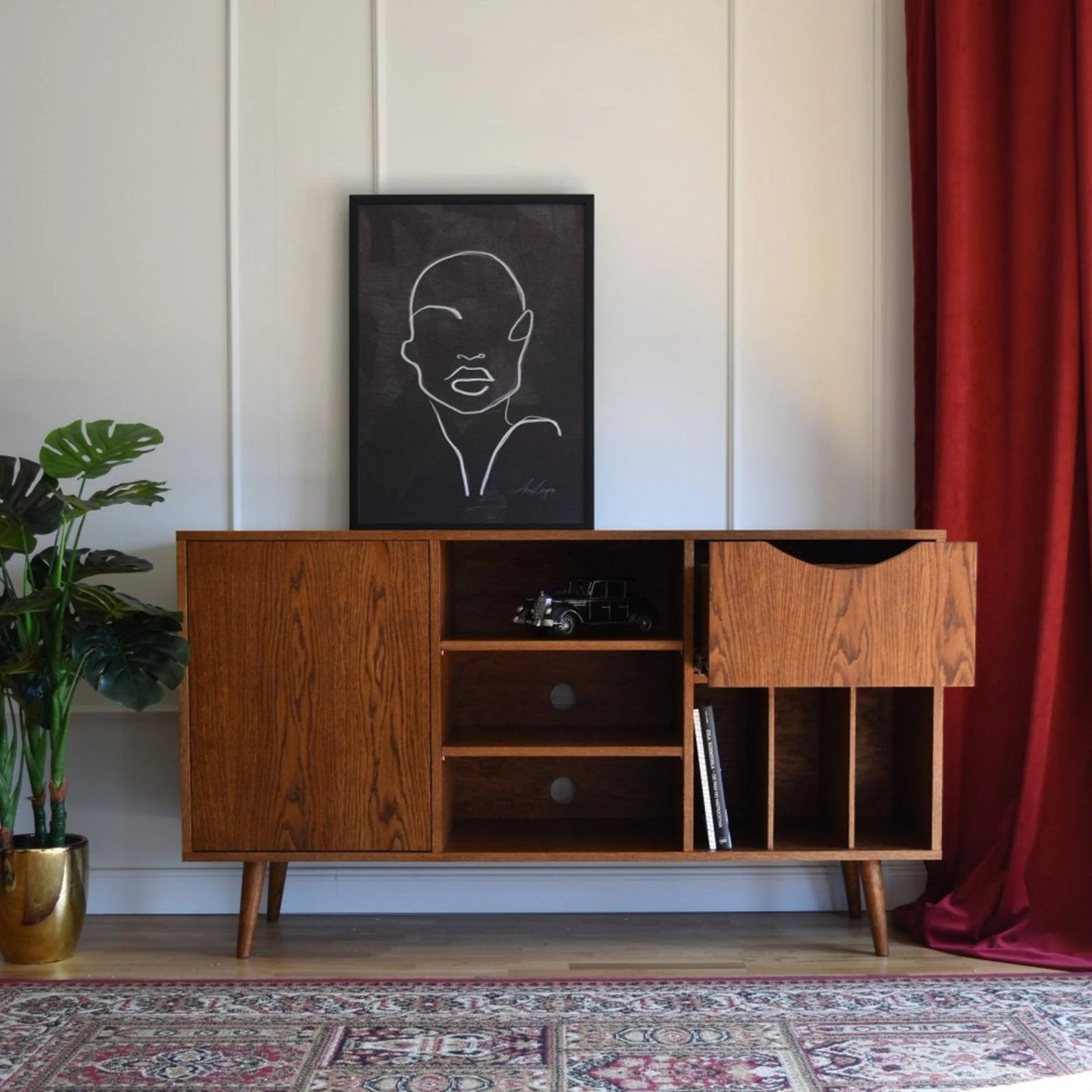 Vooraanzicht van het houten KRON VINYL sideboard met gesloten kast, open audioschappen, lade en vakken voor vinylplaten