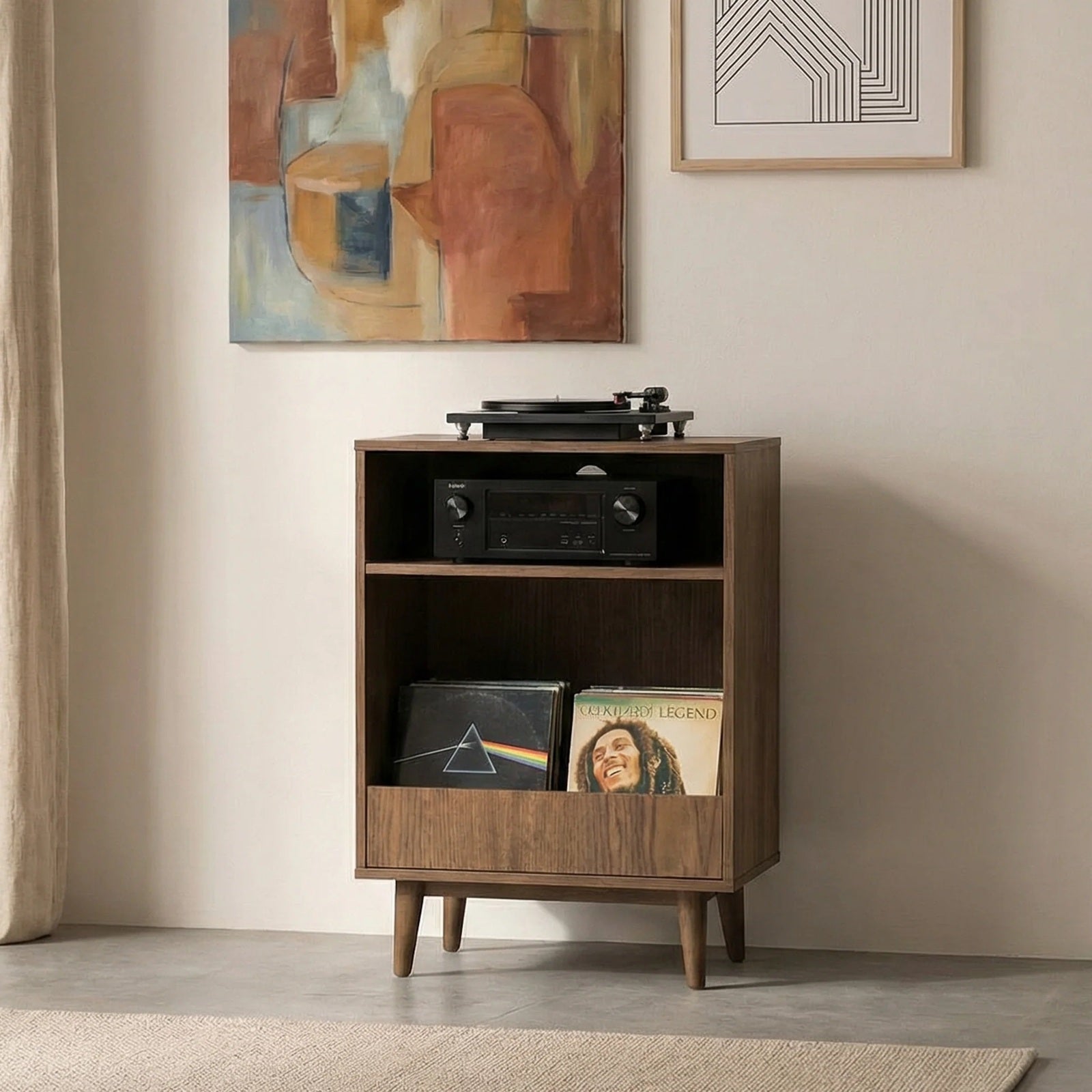 GRAM platenkast sideboard van donker hout met platenspeler, versterker en front-facing opbergruimte voor vinylplaten