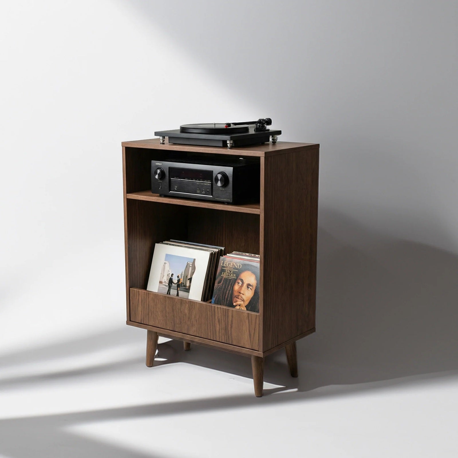 Schuin vooraanzicht van het GRAM audiomeubel met platenspeler, hifi-versterker en platenbak voor vinyl