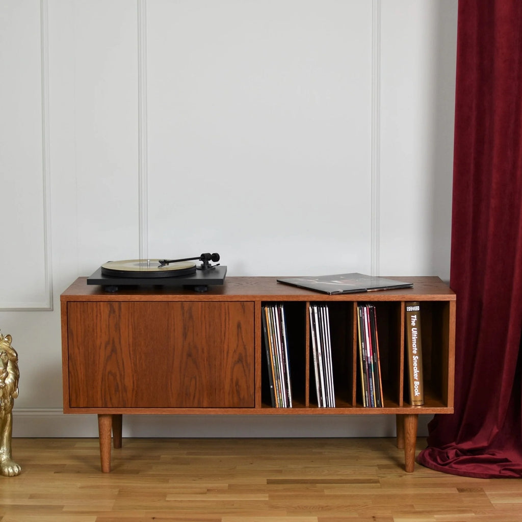 Vooraanzicht van de compacte MINI VINYL TV platenkast met platenspeler en overzichtelijke vinylopslag