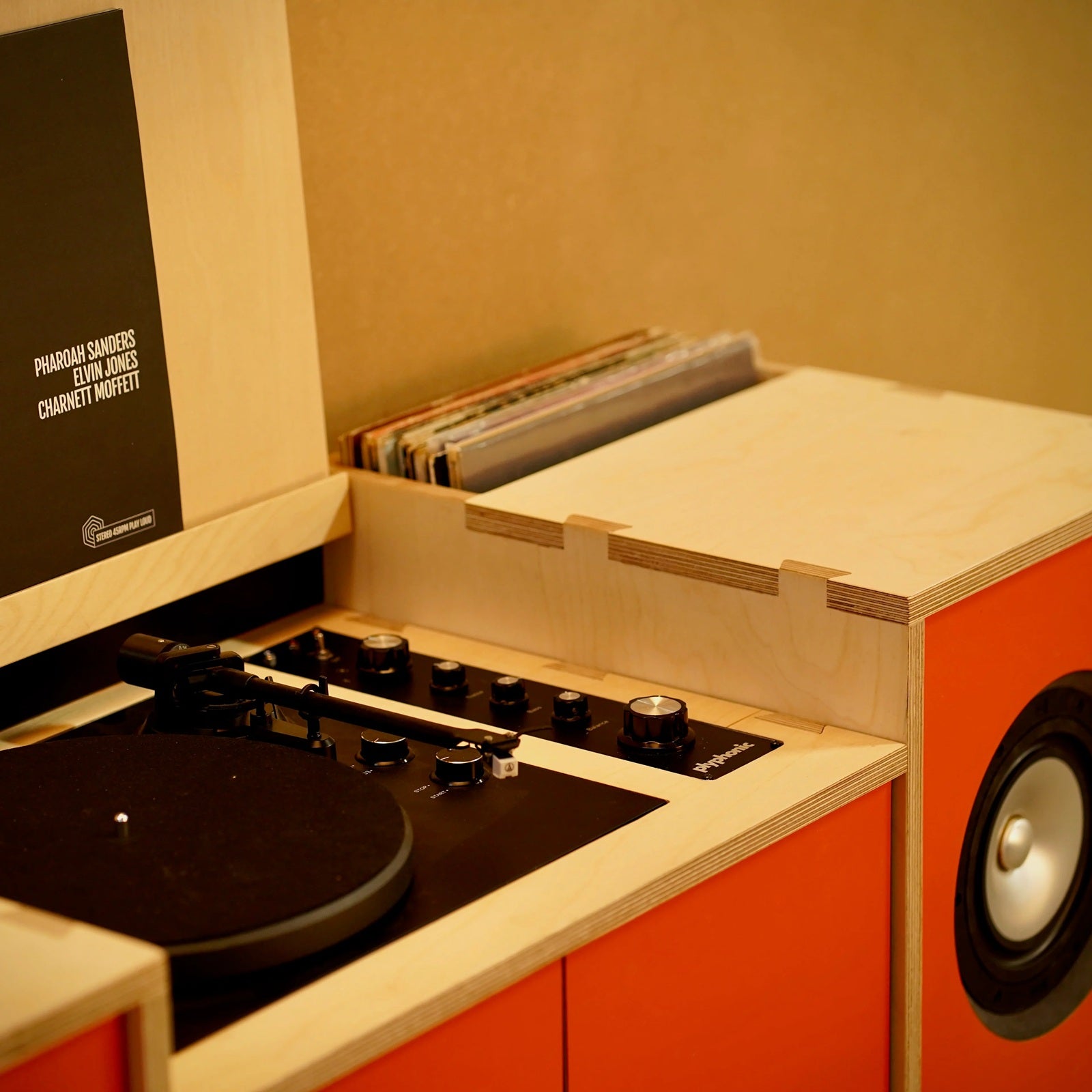 Detail van de ingebouwde platenspeler en bedieningsknoppen van het Plyphonic Model B met platenbak voor lp’s