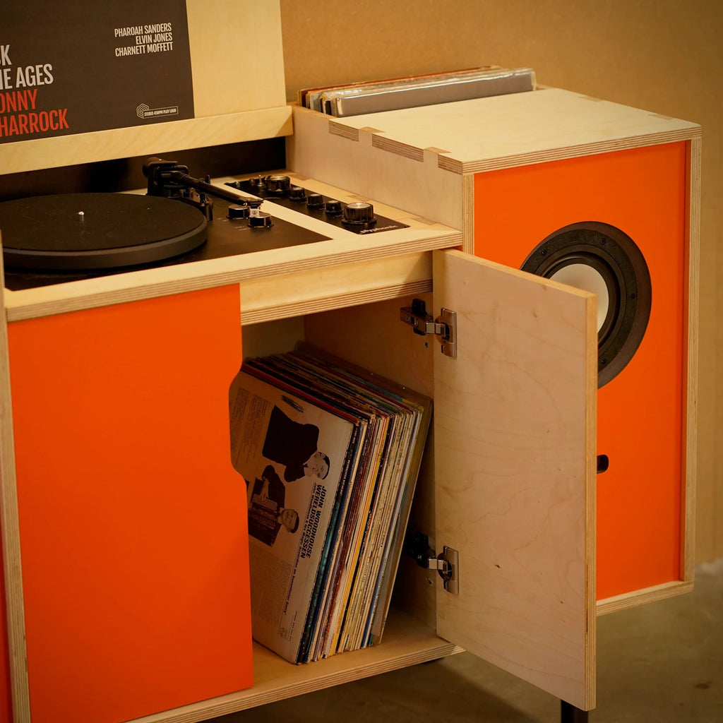 Open Plyphonic Model B platenkast met vinylplaten achter de middelste deuren en geïntegreerde luidspreker