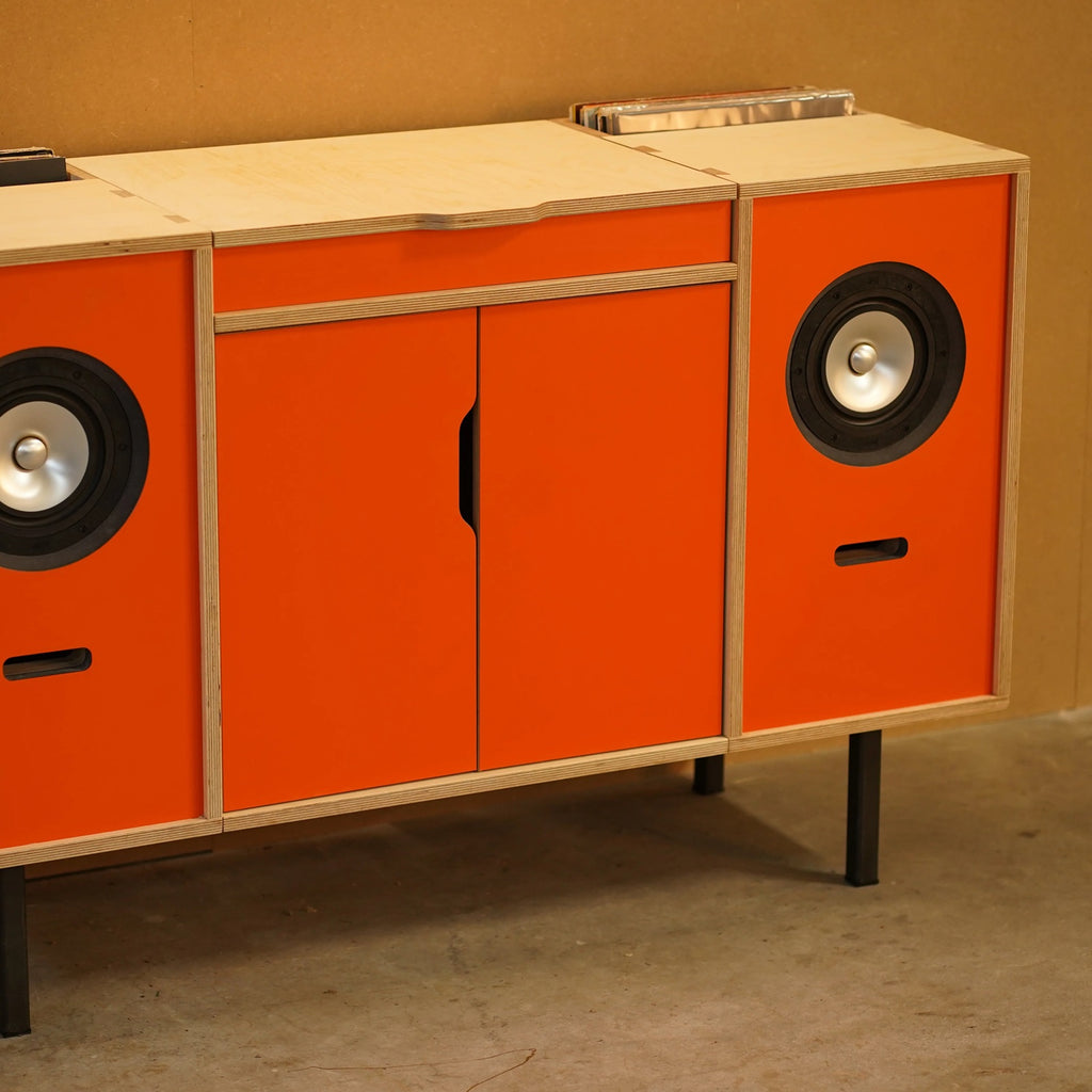 Gesloten Plyphonic Model B platenmeubel met oranje fronten, berkenmultiplex en zwart stalen onderstel