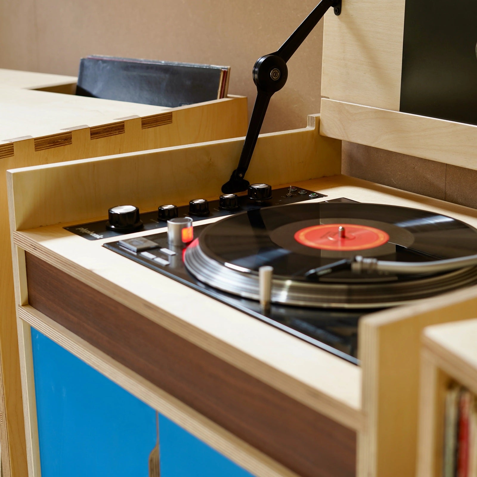 Detail van de ingebouwde platenspeler en bedieningsknoppen van het Plyphonic Model A vinylmeubel