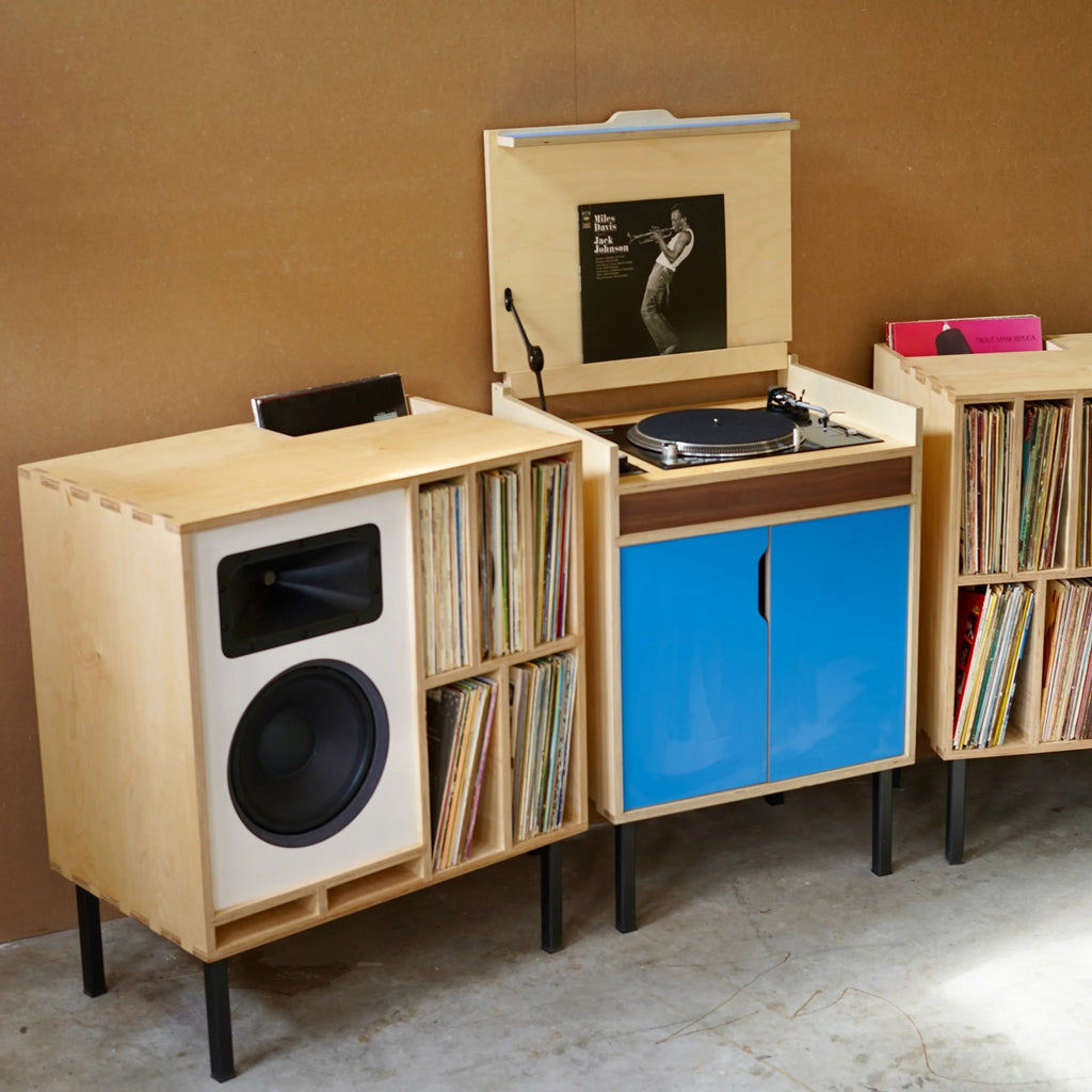 Plyphonic Model A platenkast met blauwe deuren, ingebouwde speaker, platenspeler en ruime LP-opslag
