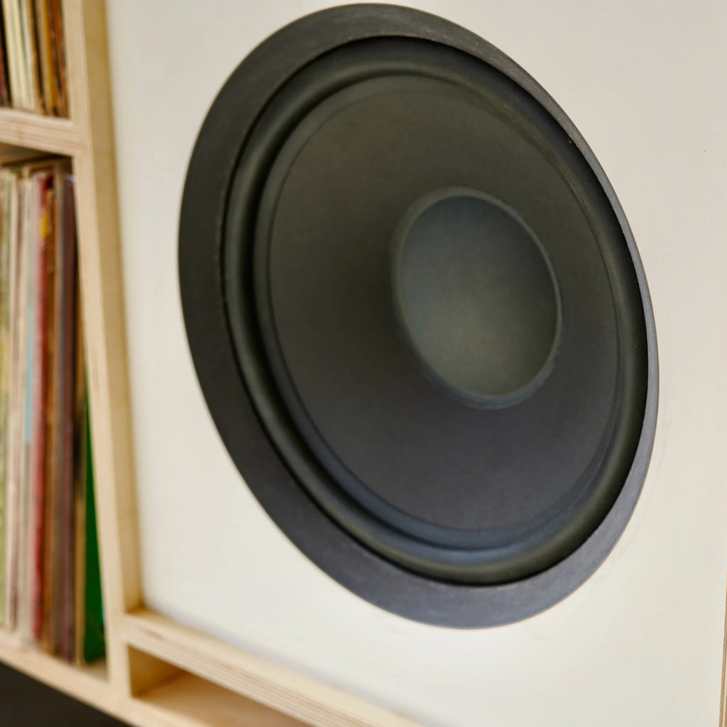 Detail van de grote ingebouwde woofer in het Plyphonic Model A high-end hifi-meubel