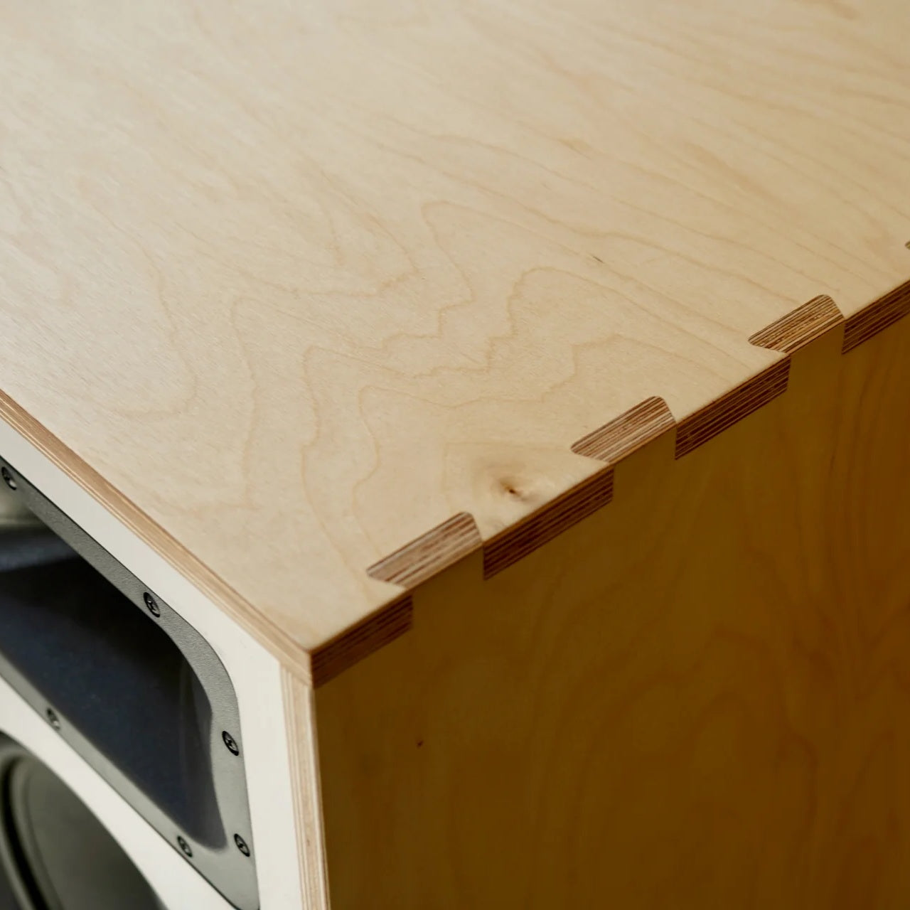 Detail van de nauwkeurige houtverbinding en zichtbare lagen van het berkenmultiplex van Plyphonic Model A