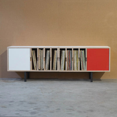 Plyphonic Model H platenkast met acht open vakken voor vinylplaten en witte en rode opbergdeuren