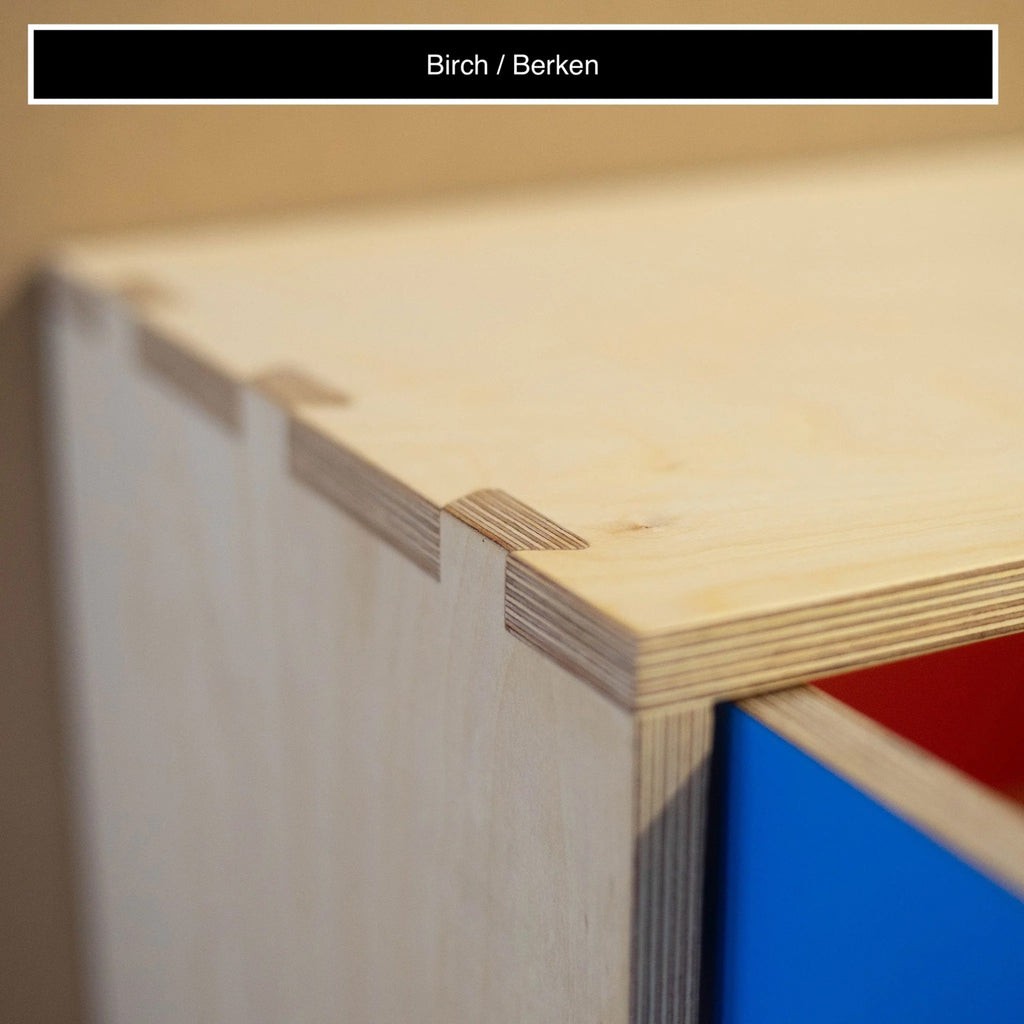 Detail van de berkenmultiplex afwerking en nauwkeurige houtverbinding van de Plyphonic Model H platenkast
