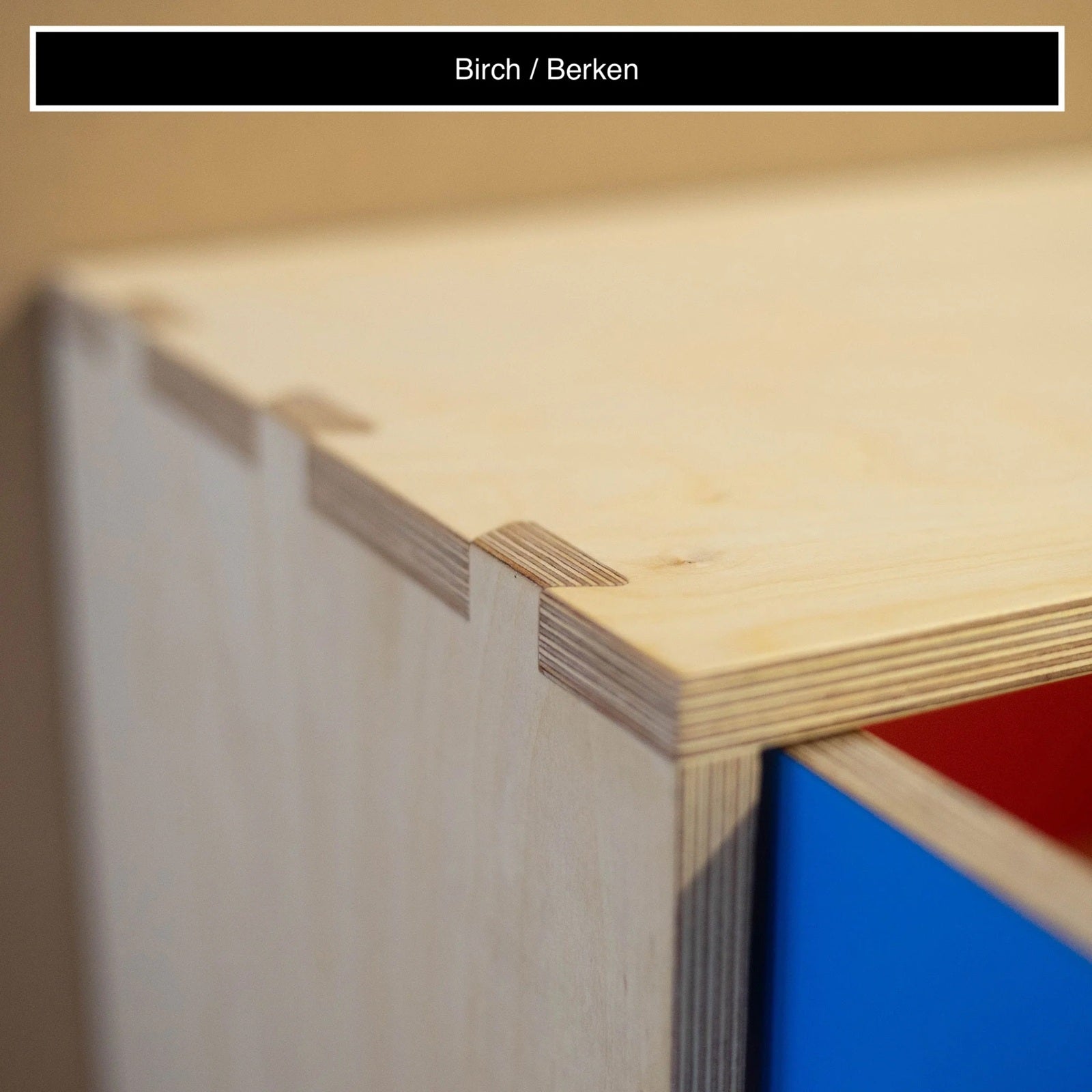 Detail van de berkenmultiplex afwerking en nauwkeurige houtverbinding van de Plyphonic Model H platenkast