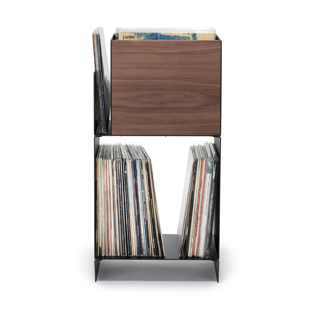 Vooraanzicht van de LOIA Le Digger LP-opslag met bovenste platenbak en onderste vak voor een grote vinylcollectie