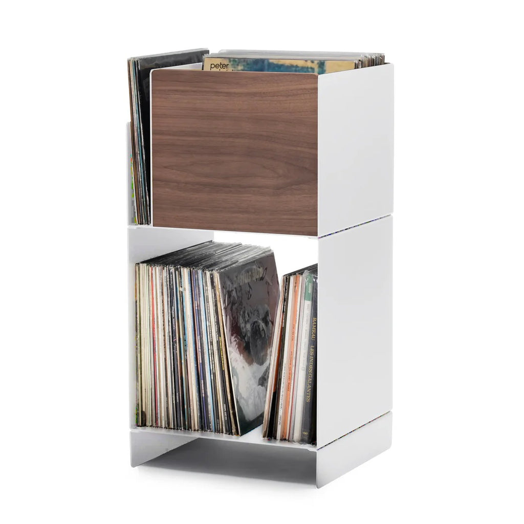 Witte LOIA Le Digger platenbak gevuld met vinylplaten in de bovenste en onderste LP-opslag