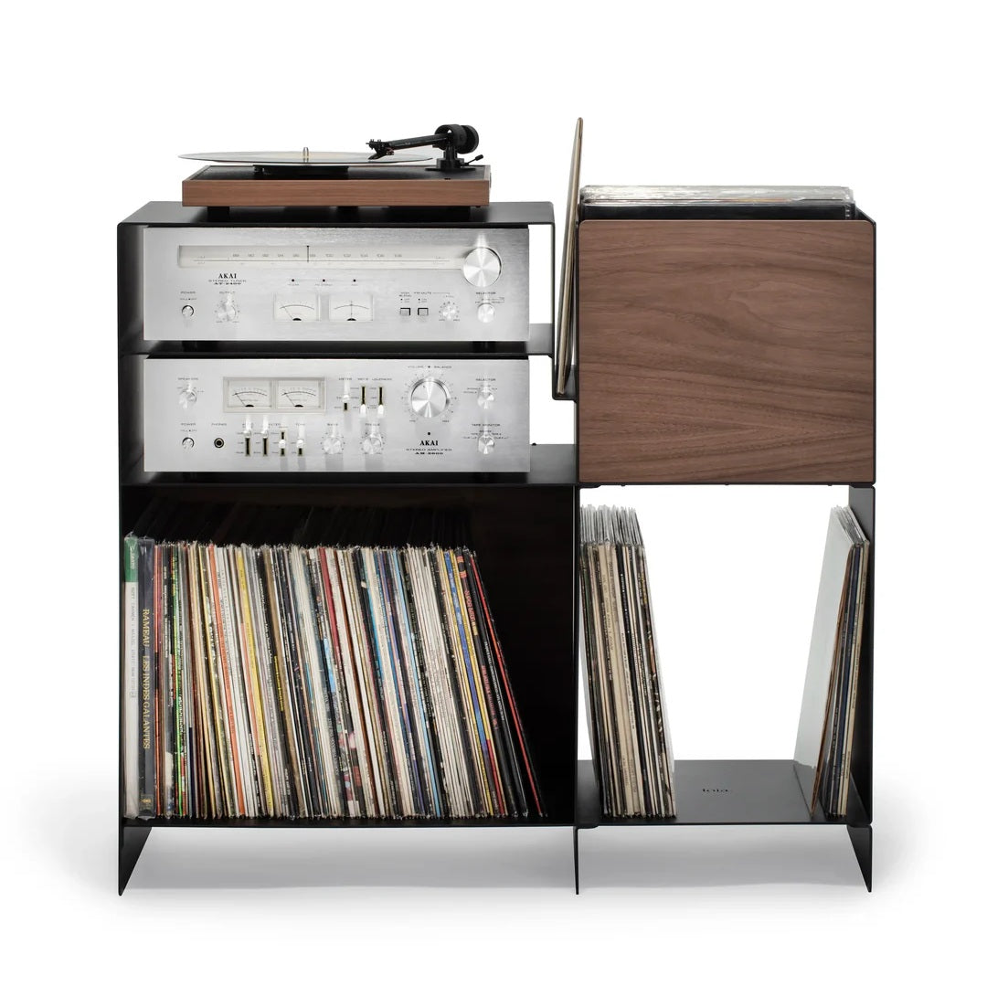 Vooraanzicht van het zwarte LOIA platenmeubel met walnoten platenbak, hifi-apparatuur en LP-opslag
