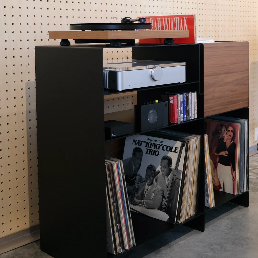 Schuin zijaanzicht van het LOIA Le Meuble Digger hifi-meubel met platenspeler en LP-opslag