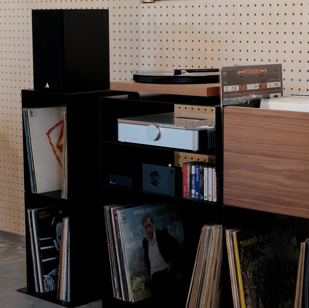 LOIA Le Meuble Digger met platenspeler, versterker, audioapparatuur en overzichtelijk opgeborgen vinylplaten