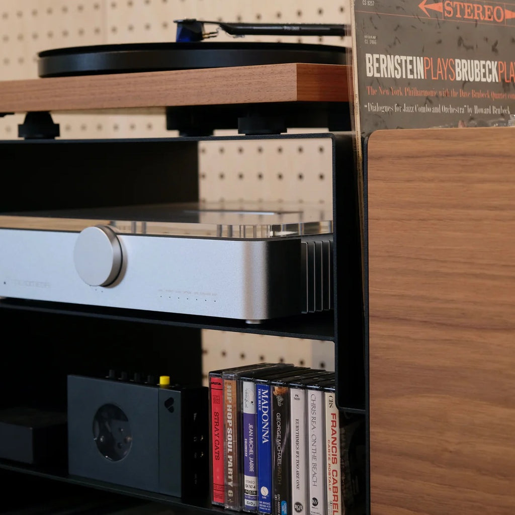 Detail van de platenspeler, versterker en walnoten platenbak van het LOIA hifi-meubel