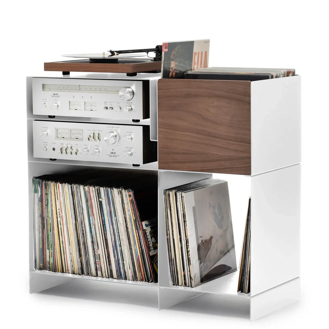 LOIA Le Meuble Digger witte hifi-meubel met platenspeler, vintage versterker en opbergruimte voor een grote vinylcollectie