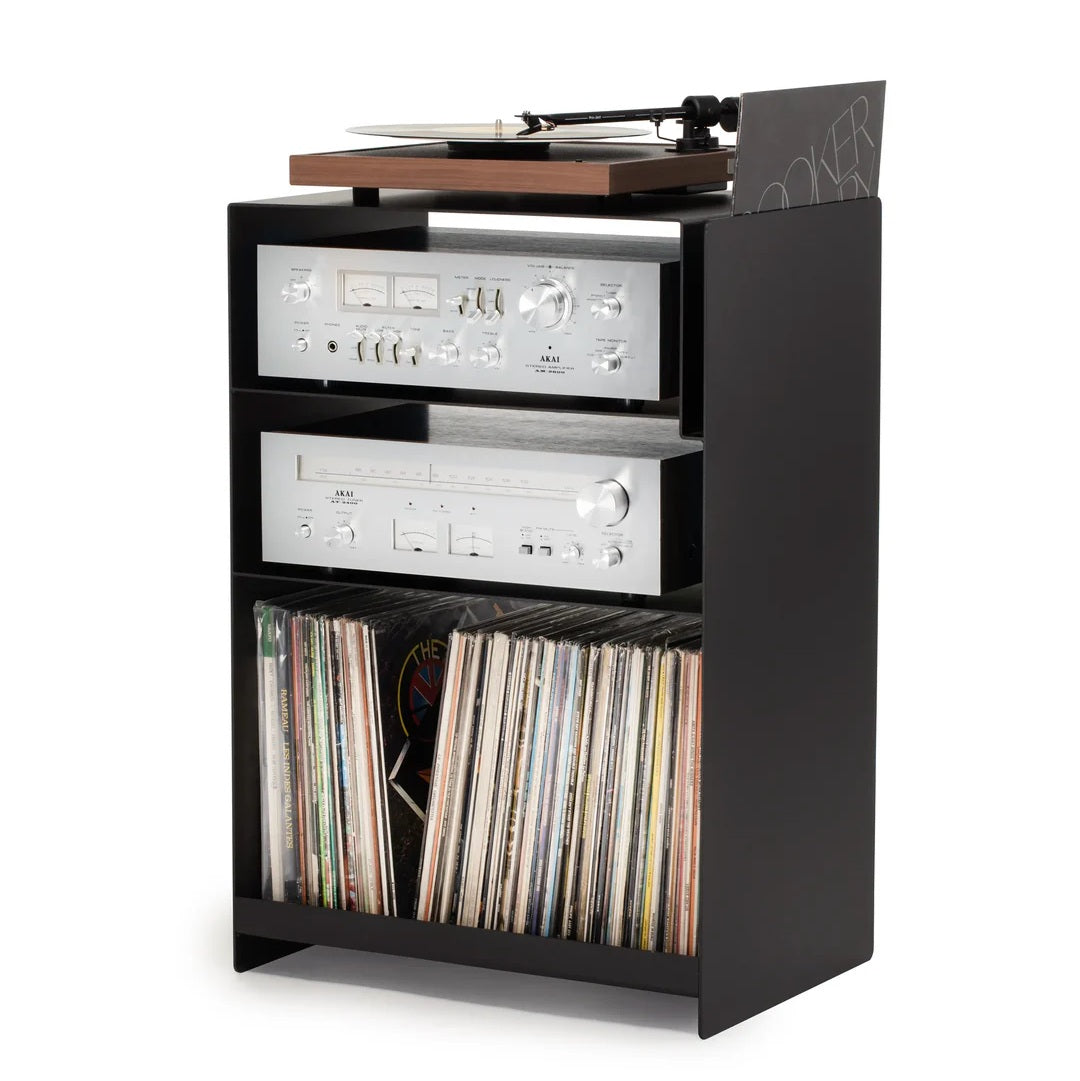 Zwarte LOIA La Console Acier platenkast met platenspeler, hifi-apparatuur en vinylplaten in het onderste vak