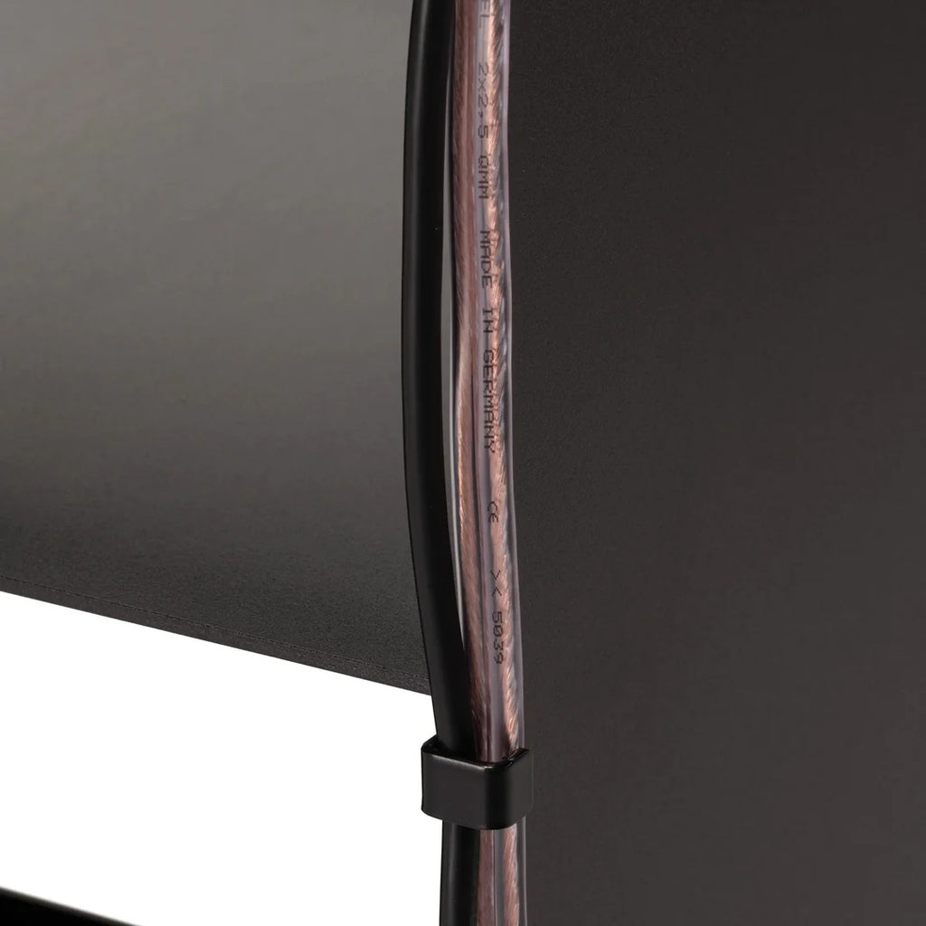 Detail van het verstelbare kabelmanagement aan de achterzijde van de zwarte LOIA hifi-console