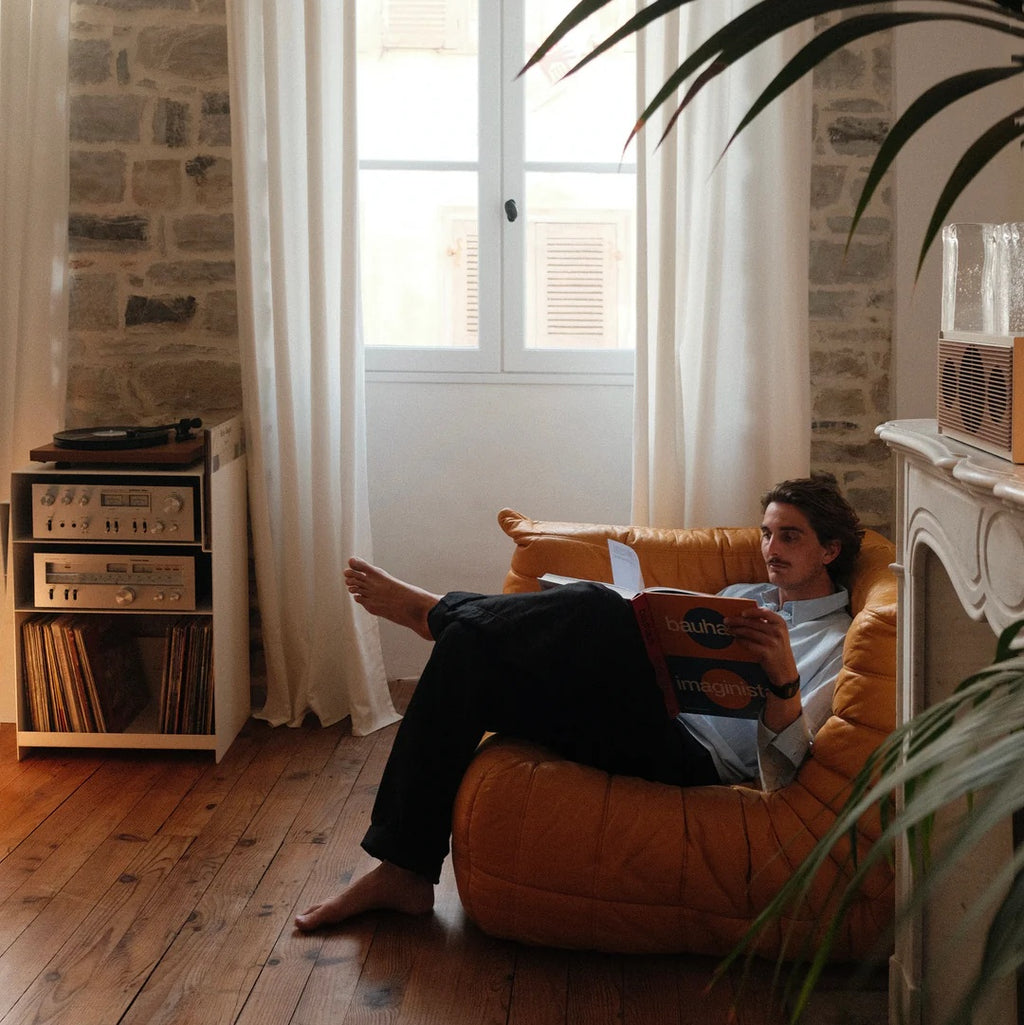 Wit LOIA platenspelermeubel met hifi-apparatuur en lp-opslag in een sfeervolle woonkamer