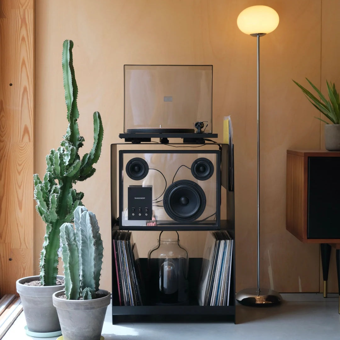 Zwarte LOIA La Console Acier II platenkast met platenspeler, actieve speaker en vinylplaten in een modern interieur